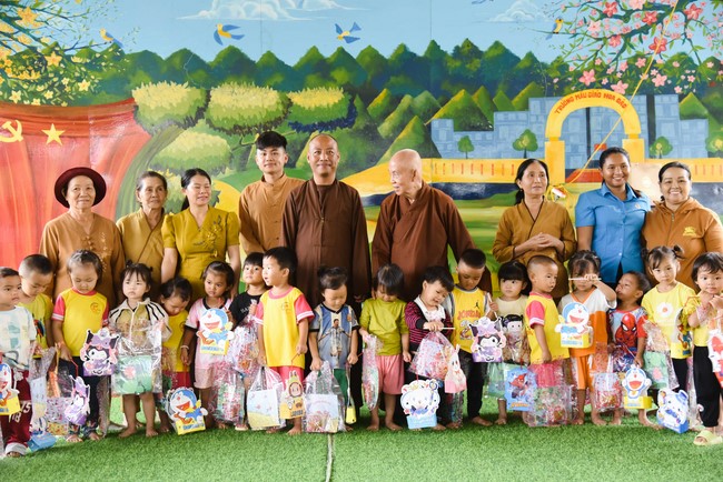 Ban Từ thiện: Tặng quà Trung Thu cho các em học sinh ở Đắk Som, Đăk Nông